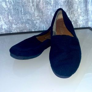 Tom’s size w8 house slippers perfect for lounging at home